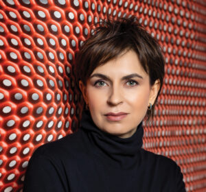 Iuliana Stan: De ce unele organizații adoptă AI-ul firesc, iar în altele fiecare implementare se transformă într-un proiect de change management cu bugete separate și consultanți externi?
