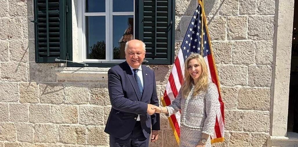 Premierul Alexandru Munteanu a avut, la Dubrovnik, o întrevedere cu Ambasadoarea Statelor Unite ale Americii în Croația, Nicole McGraw