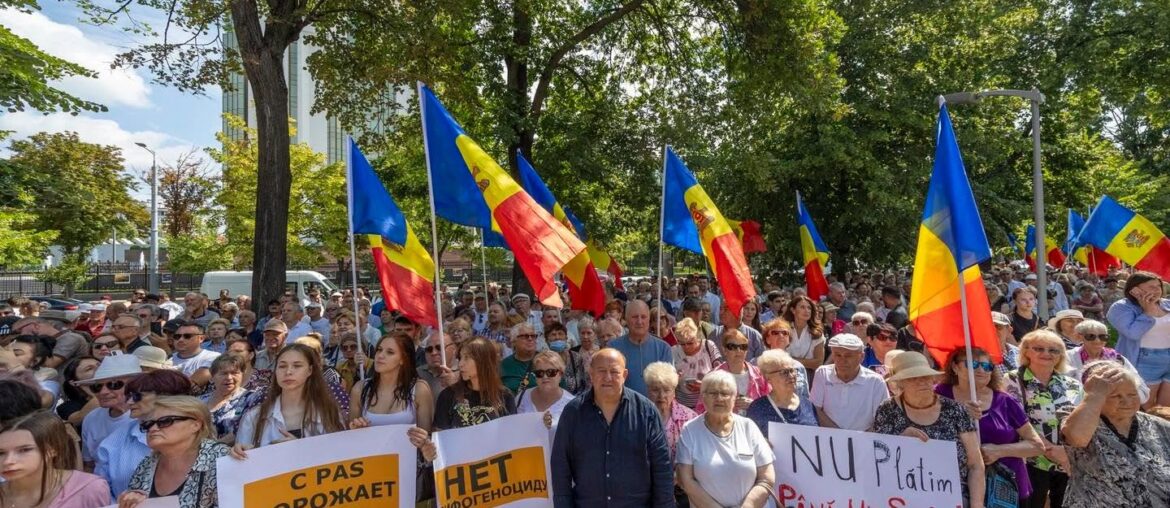 Protest față de scumpirea gazelor în fața Parlamentului. Igor Grosu invită opoziția să propună soluții pentru restructurarea Moldovagaz
